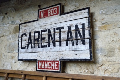 France, Manche (50), Carentan, L'Atelier, le café épicerie des années de guerre reconstitué par Sylvie et Jean-Marie Caillard, collectionneurs d'objets militaires et civils des années 1940, panneau d'entrée de la ville de Carentan en bois