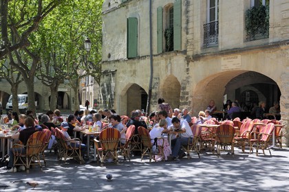 France, Gard (30), Uzès, classée ville d'art et d'histoire, la Place aux Herbes entourée de maisons à arcades et ses terrasses de café
