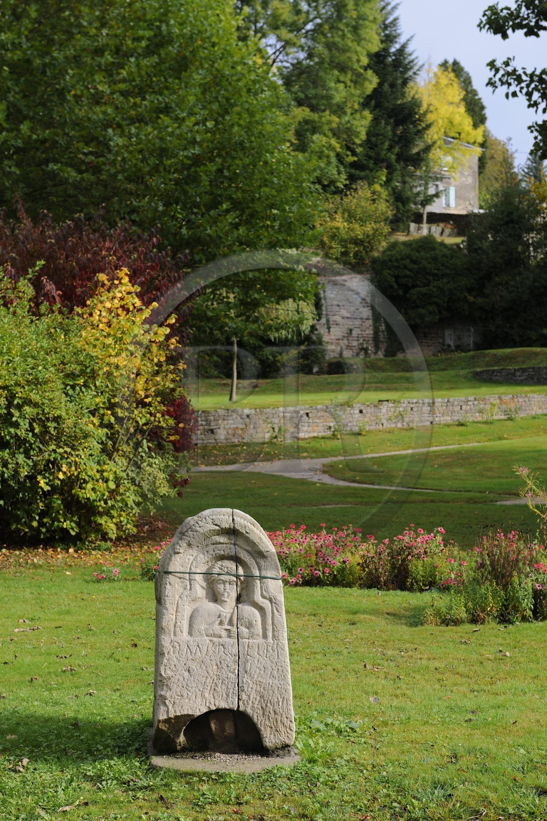 France, Vosges (88), Station thermale de Bains-les-Bains, stèle romaine dans le parc des thermes
