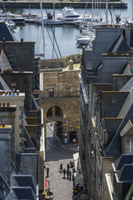 France, Ille-et-Vilaine (35), Côte d'Emeraude, Saint-Malo intra-muros, la Grand' Porte et les remparts au bout de la Grand rue