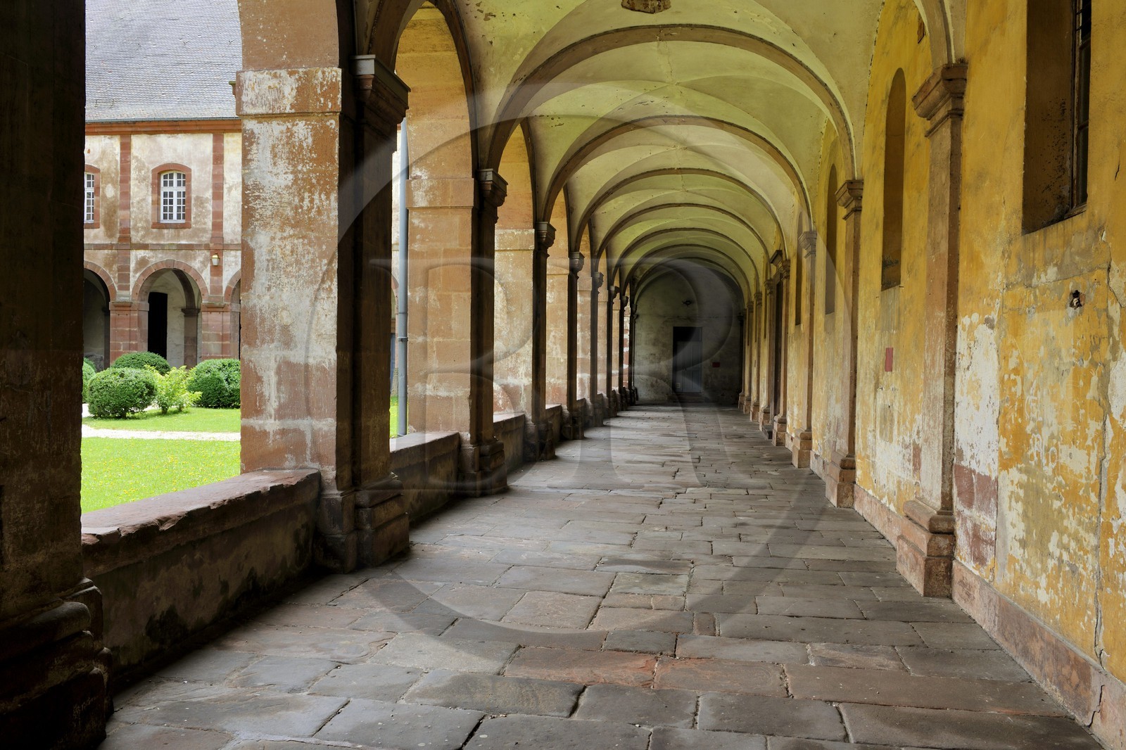France, Vosges (88), Senones, capitale de l’ex-Principauté de Salm-Salm rattachée à la France en 1793, le cloître de l'abbaye
