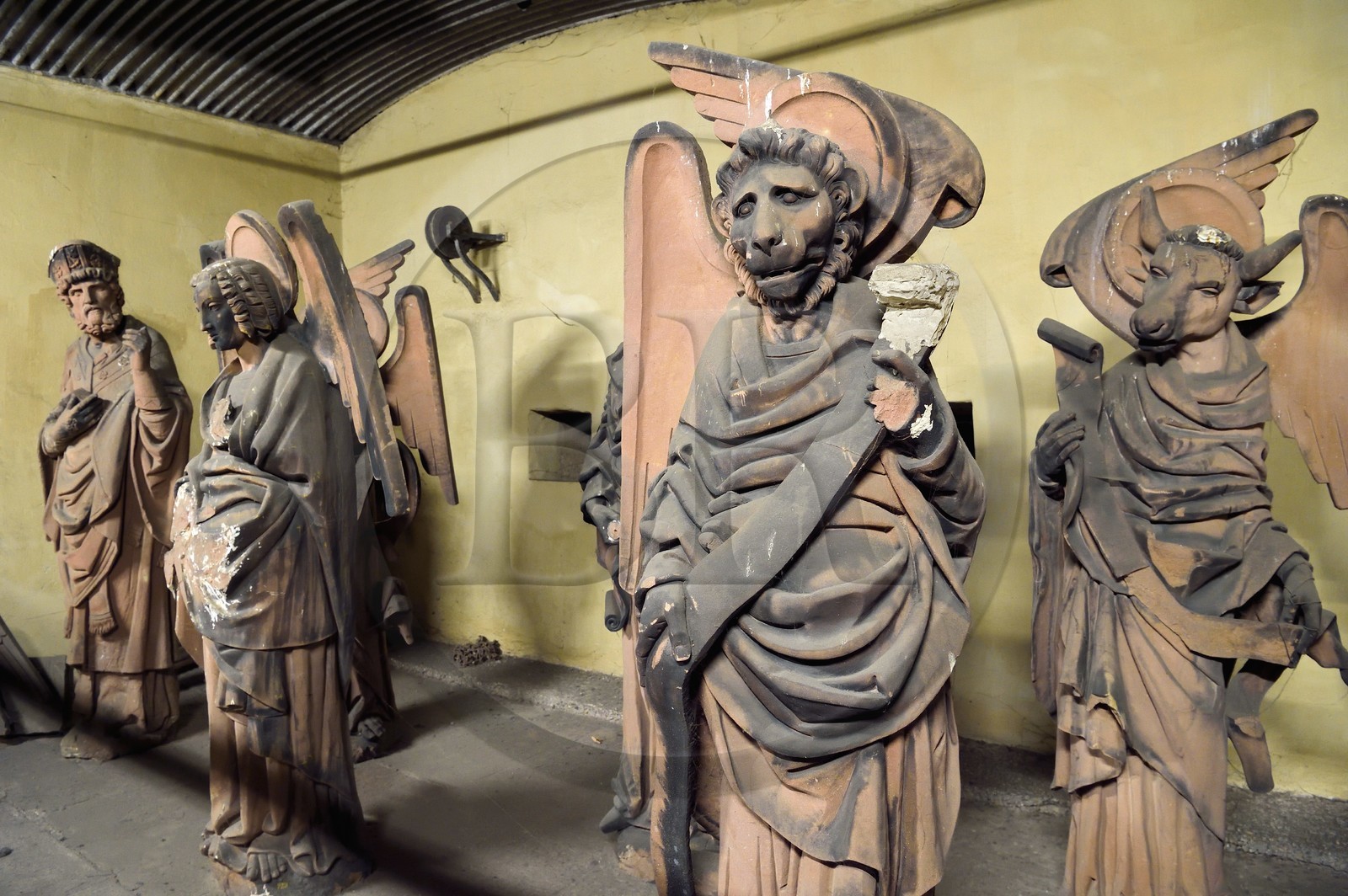 France, Bas-Rhin (67), Strasbourg, vieille ville classée au Patrimoine Mondial de l'UNESCO, quartier de la Petite France, barrage Vauban, dans le passage sont exposés des statues et des moulages en platre des statues de la cathédrale