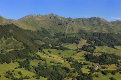 France, Cantal (15), monts du Cantal, Parc Naturel Régional des Volcans d' Auvergne, la vallée de la Jordanne vers Mandaille-Saint-Julien