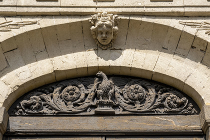 France, Ille-et-Vilaine (35), Côte d'Emeraude, Saint-Malo intra-muros, portail de l'ancien Hotel particulier d'armateur dans la rue du Collège, Hotel de Plouer devenu collège vers 1800