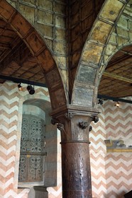 Suisse, Canton de Vaud, Veytaux, chateau Chillon sur les rives du lac Léman, une des trois grandes salles d'apparat, colonne gothique en bois