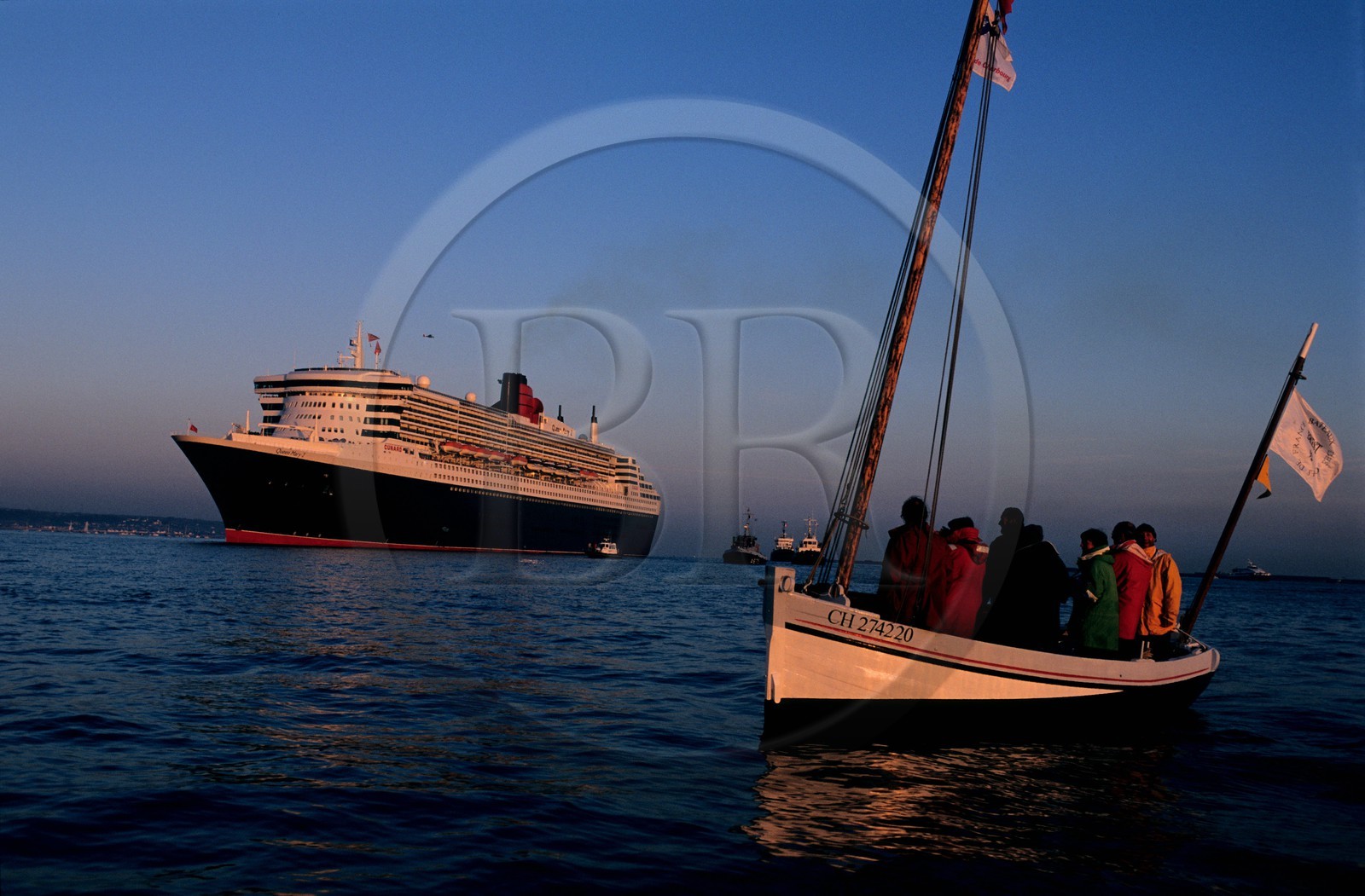 France, Manche (50), Cotentin, rade de Cherbourg, arrivée du Queen Mary II