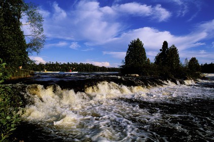 Canada, province de Québec, Réserve faunique de la Vérendrye, rivière des Outaouais, passage de kayak de mer et cascade