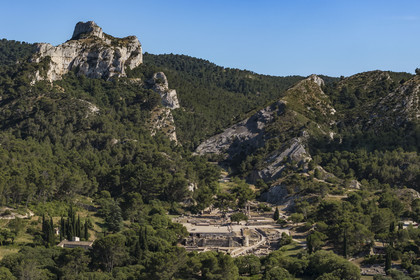 France, Bouches-du-Rhône (13), Parc Naturel Régional des Alpilles, Saint-Rémy-de-Provence, site archéologique de Glanum au pied du massif des Alpilles (vue aérienne)