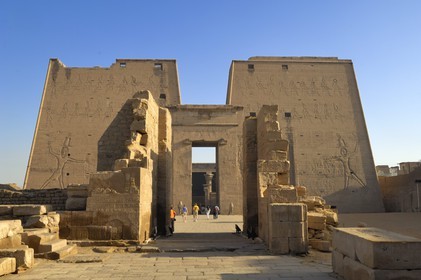 Egypte, Haute Egypte, vallée du Nil, Edfou, temple dédié au dieu Horus, le pylone d'entrée