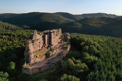 France, Bas-Rhin (67), Parc naturel régional des Vosges du Nord, Lembach, chateau de Fleckenstein (vue aérienne)