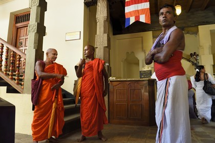 Sri Lanka, center province, Kandy, Temple of the Buddha Tooth (Sri Dalada Maligawa), Buddhist monks