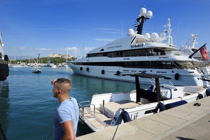 France, Alpes-Maritimes (06), Antibes, le quai des Milliardaires sur le port de plaisance et le Fort Carré en arrière plan