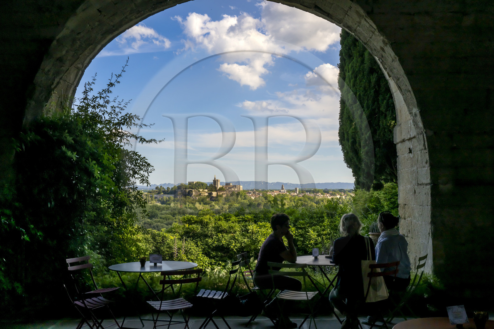 France (30), Gard, Villeneuve-lès-Avignon, les jardins de l'ancienne abbaye bénédictine de Saint André et le Palais des Papes à Avignon classé Patrimoine mondial de l'UNESCO en arrière plan
