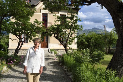 France, Alpes-de-Haute-Provence (04), vallée de l'Ubaye, Jausiers,  Villa mexicaine connue sous le nom de Villa San Carlos, Sophie Meche-Fortoul petite fille de Eugène Fortoul qui émigra au Mexique au début du XXème siècle