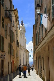 France, Haute-Corse (2B), Bastia, la Citadelle quartier de Terra-Nova, rue Notre-Dame et l'ancienne cathédrale Sainte-Marie en arrière plan