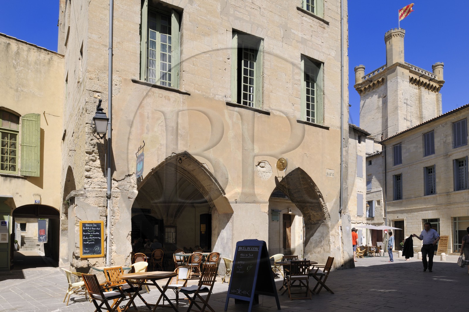 France, Gard (30), Uzès, classée ville d'art et d'histoire, la Tour Bermonde du château Ducal dit le Duché d'Uzès depuis la place Dampmartin