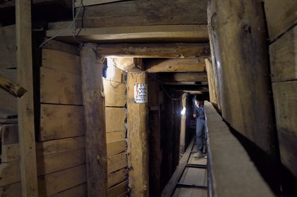 Bosnie-Herzégovine, Sarajevo, le Tunnel de Sarajevo fut creusé en 1993 sous l'aéroport pendant le siège de la ville de 1992 à 1996 , 2 à 3 millions de personnes y transitèrent
