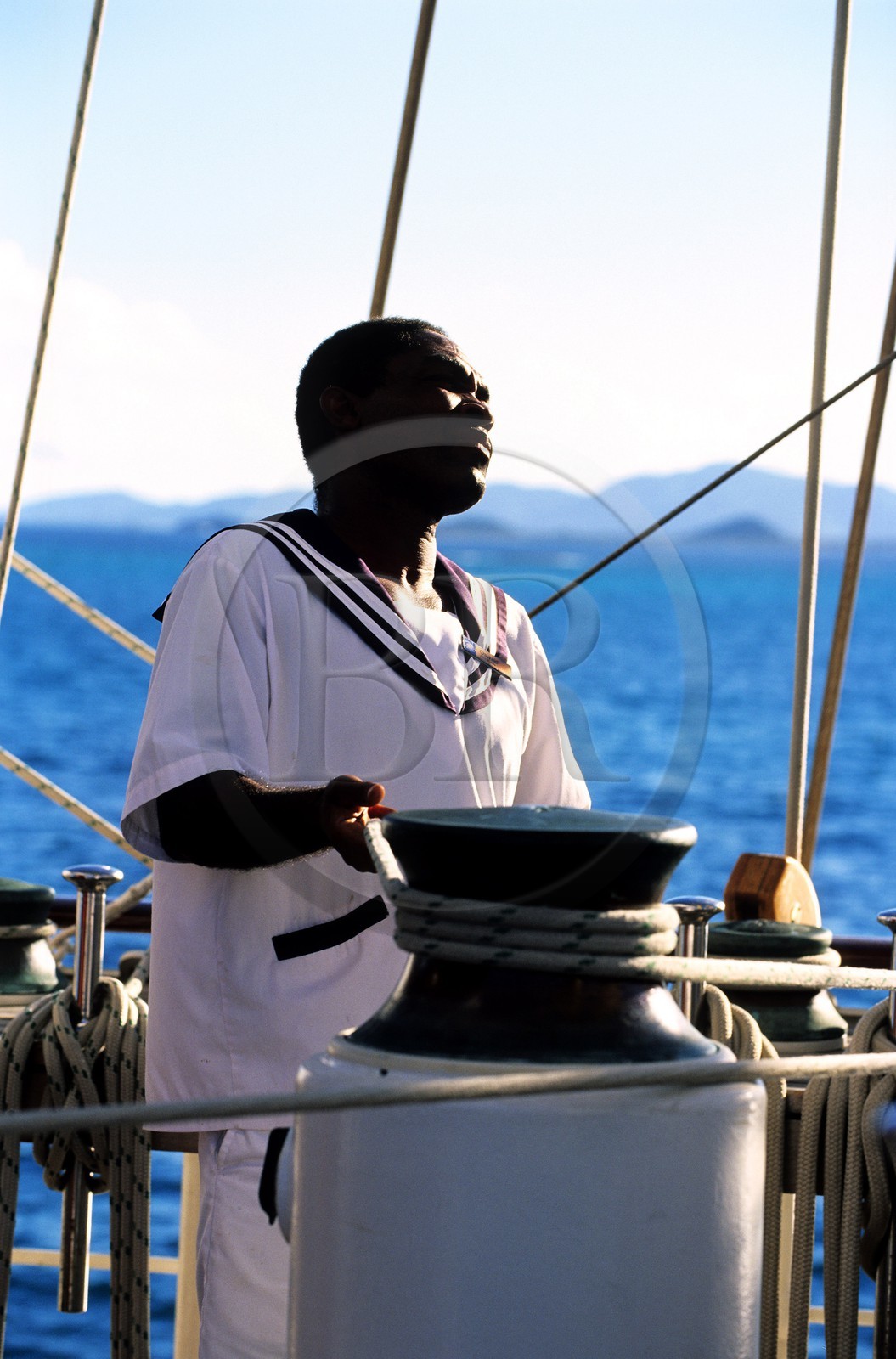 Caraïbes, le 5 mâts SPV Royal Clipper, marin au travail sur le pont