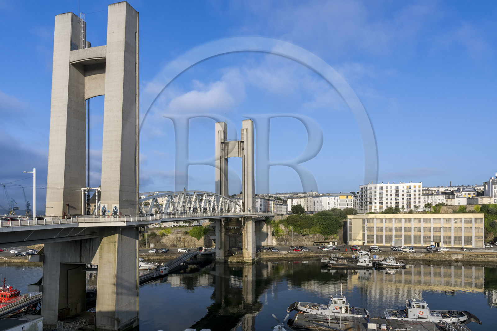 France, Finistère (29), Brest, l'arsenal, le port militaire est une base navale de la Marine nationale, le pont de Recouvrance passe au dessus de la rivière Penfeld