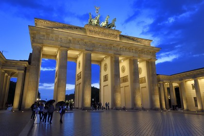 Allemagne, Berlin, Porte de Brandebourg sur l'avenue Under den Linden et Pariser platz