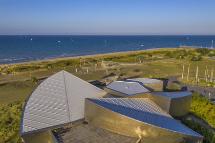 France, Calvados (14), Courseulles-sur-Mer, Centre Juno Beach, musée consacré au role du Canada lors de la Seconde Guerre Mondiale (vue aérienne)