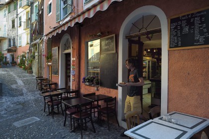 France, Alpes-Maritimes (06), vallée de la Roya (arrière-pays niçois), au pied du parc national du Mercantour, Saorge, Jerome Lion devant son épicerie-bistrot la Petite Epicerie au petit matin