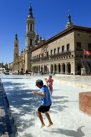Espagne, Aragon, Saragosse, le bassin et fontaine de la Lonja et la Basilique del Pilar (Notre-Dame du Pilier) en arrière plan