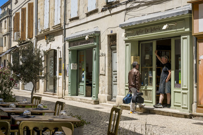 France, Bouches-du-Rhône (13), Tarascon, commerces dans la rue des Halles, atelier de lutherie
