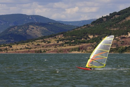 France, Hérault (34), planche à voile sur le lac de Salagou