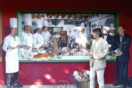 France, Rhône (69), Collonges-au-Mont-d'Or, restaurant L'Auberge du Pont de Collonges de Paul Bocuse, mur peint représentant les chefs cuisiniers ayant collaboré avec Bocuse
