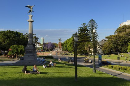 Argentine, Buenos Aires, quartier de la Recoleta, pelouse de la plaza Ramon J.Carcano