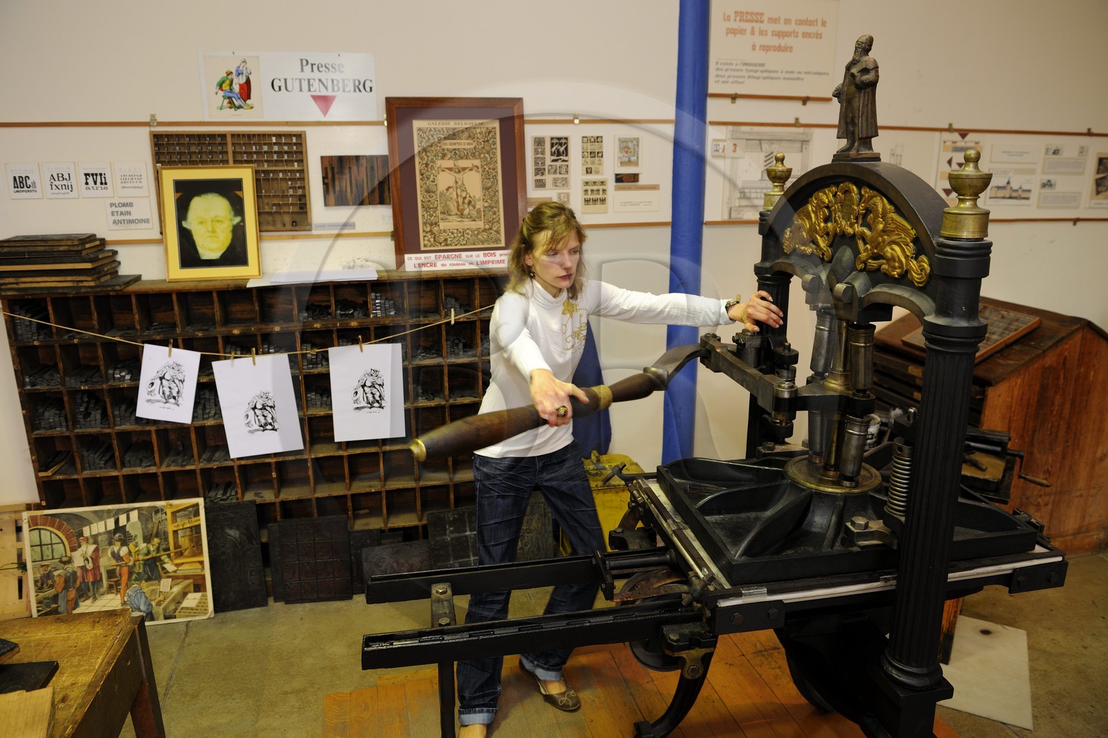 France, Vosges (88), Epinal, Cité de l’Image, Imagerie d’Epinal, gravure sur bois sur une presse Gutenberg