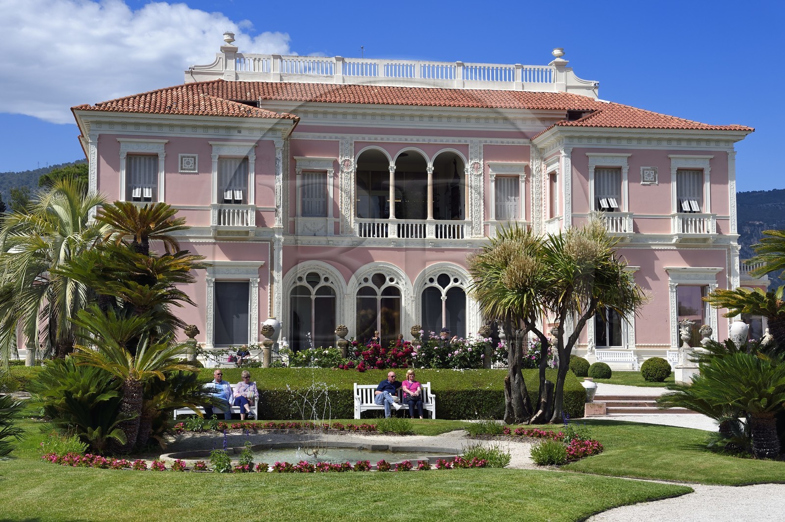 France, Alpes Maritimes (06), Saint-Jean-Cap-Ferrat, villa et jardins Ephrussi de Rothschild, jardin à la française et grand bassin avec jeux d'eau