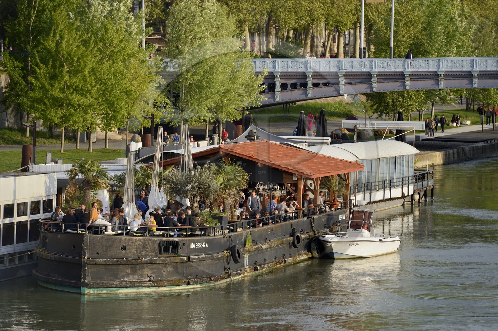 France, Rhône (69), Lyon, les berges du Rhône, Café péniche amarrée au quai Général Sarrail