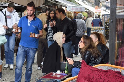 Bosnie-Herzégovine, Sarajevo, quartier de Bascarsija dans la vieille ville, la rue Bravadziluk célèbre pour ses restaurants de Burek et cevapi, jeunes filles voilées et non voilées assises ensemble à la terrasse d'un café