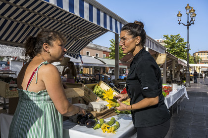 France, Alpes-Maritimes (06), Nice classée Patrimoine Mondial de l'UNESCO, le Vieux Nice, le marché du cours Saleya, Virginie Acchiardo, chef du restaurant Chez Acchiardo dans la rue Droite fait son marché chez son amie d'enfance la maraichère Nathalie Travia (Chilini)