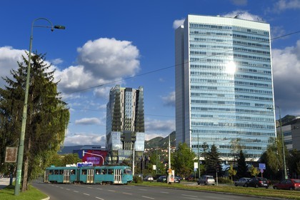 Bosnie-Herzégovine, Sarajevo, batiment du Gouvernement de la Bosnie-Herzégovine et le centre commercial Sarajevo City center en arrière plan