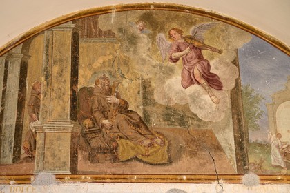 France, Alpes-Maritimes (06), vallée de la Roya (arrière-pays niçois), au pied du parc national du Mercantour, Saorge, le monastère de Saorge (Centre des monuments nationaux) ancien Couvent Franciscain Notre-Dame-des-Miracles, fresque intérieure du cloître (vers 1760) Saint François d’Assises dans la maladie