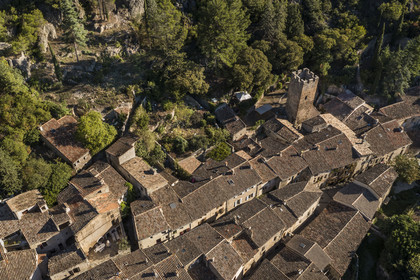 France, Hérault (34), Causses et les Cévennes, paysage culturel de l'agro-pastoralisme méditerranéen, classés Patrimoine Mondial de l'UNESCO, Saint-Guilhem-le-Désert, labellisé Les Plus Beaux Villages de France (vue aérienne)