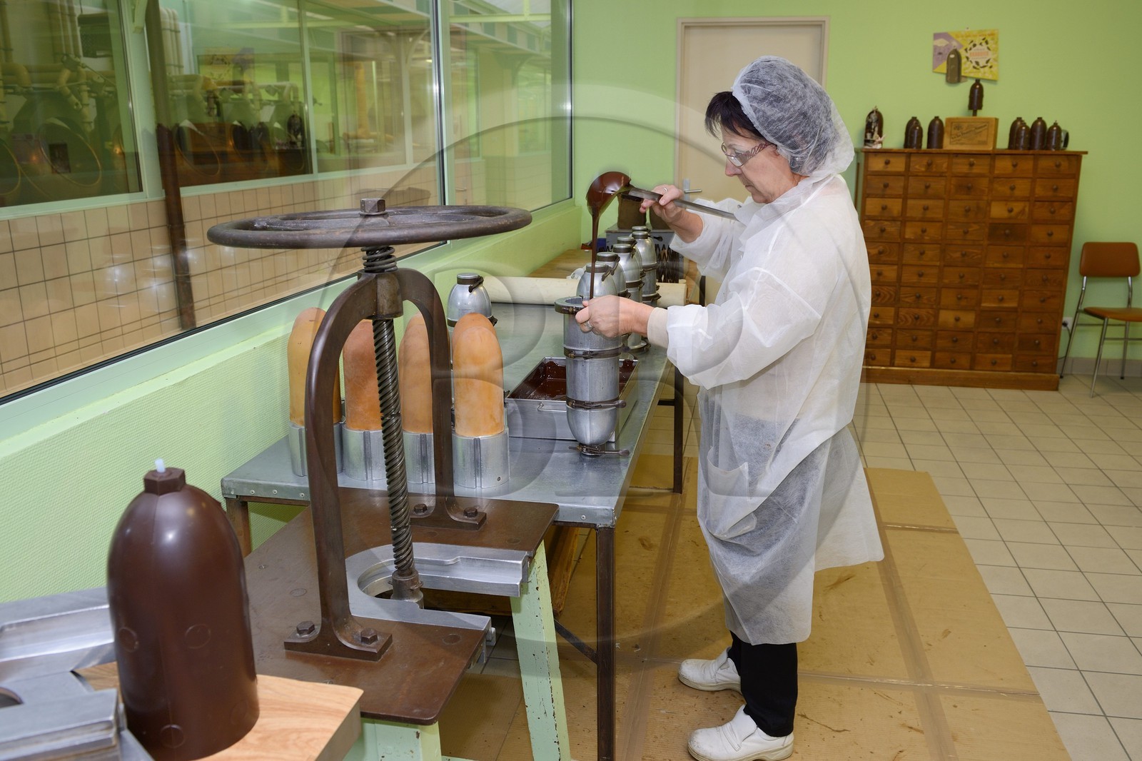 France, Meuse (55), Verdun, usine de dragées Braquier, fabrication des célèbres obus explosibles en chocolat de Braquier, la coque en chocolat noir en forme d'obus explose pour laisser échapper dragées et gadgets