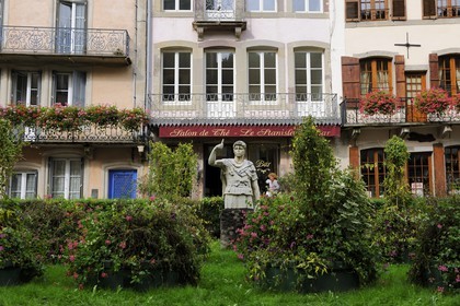 France, Vosges (88), Station thermale de Plombières-les-Bains, statue romaine place du Bain Romain