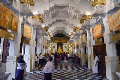 Sri Lanka, province du centre, Kandy, ville sacrée classée patrimoine mondial de l'UNESCO, Temple de la Dent de Bouddha (Sri Dalada Maligawa), la salle de donation