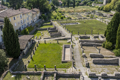 France, Vaucluse (84), Vaison-la-Romaine, site archéologique de la Villasse au coeur de la ville (vue aérienne)