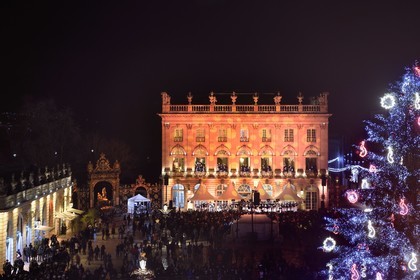 France, Meurthe-et-Moselle (54), Nancy, place Stanislas (ancienne Place Royale) lors de la fête de la Saint-Nicolas, classée Patrimoine Mondial de l'UNESCO, la Fanfare des Enfants du Boucher joue depuis l'Opera National de Lorraine