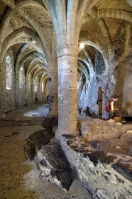 Suisse, Canton de Vaud, Veytaux, chateau Chillon sur les rives du lac Léman, les souterrains du château soutenues par de voûtes gothiques et dans lesquels le rocher est visible ont été utilisés comme prison puis comme lieu de stockage