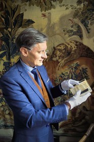 France, Aisne (02), Château-Thierry, Musée Jean de La Fontaine - Ville de Chateau-Thierry, le directeur du pole muséal Nicolas Rousseau tenant le livre des Fables de La Fontaine, Claude Barbin Denys Thierry édition non illustrée, circa 1668, in-12