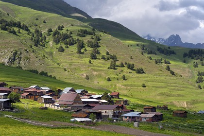 Géorgie, Kakheti, Parc national de Touchétie, village de Diklo à la frontière du Daghestan (Russie) en arrière plan