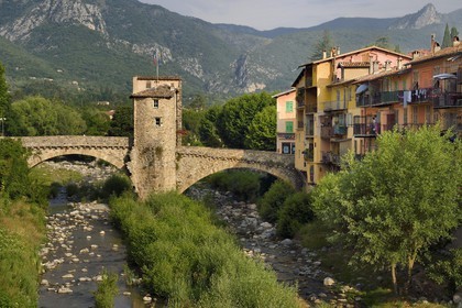 France, Alpes-Maritimes (06), vallée de la Bévéra, Sospel, le Pont Vieux sur la rivière Béréva