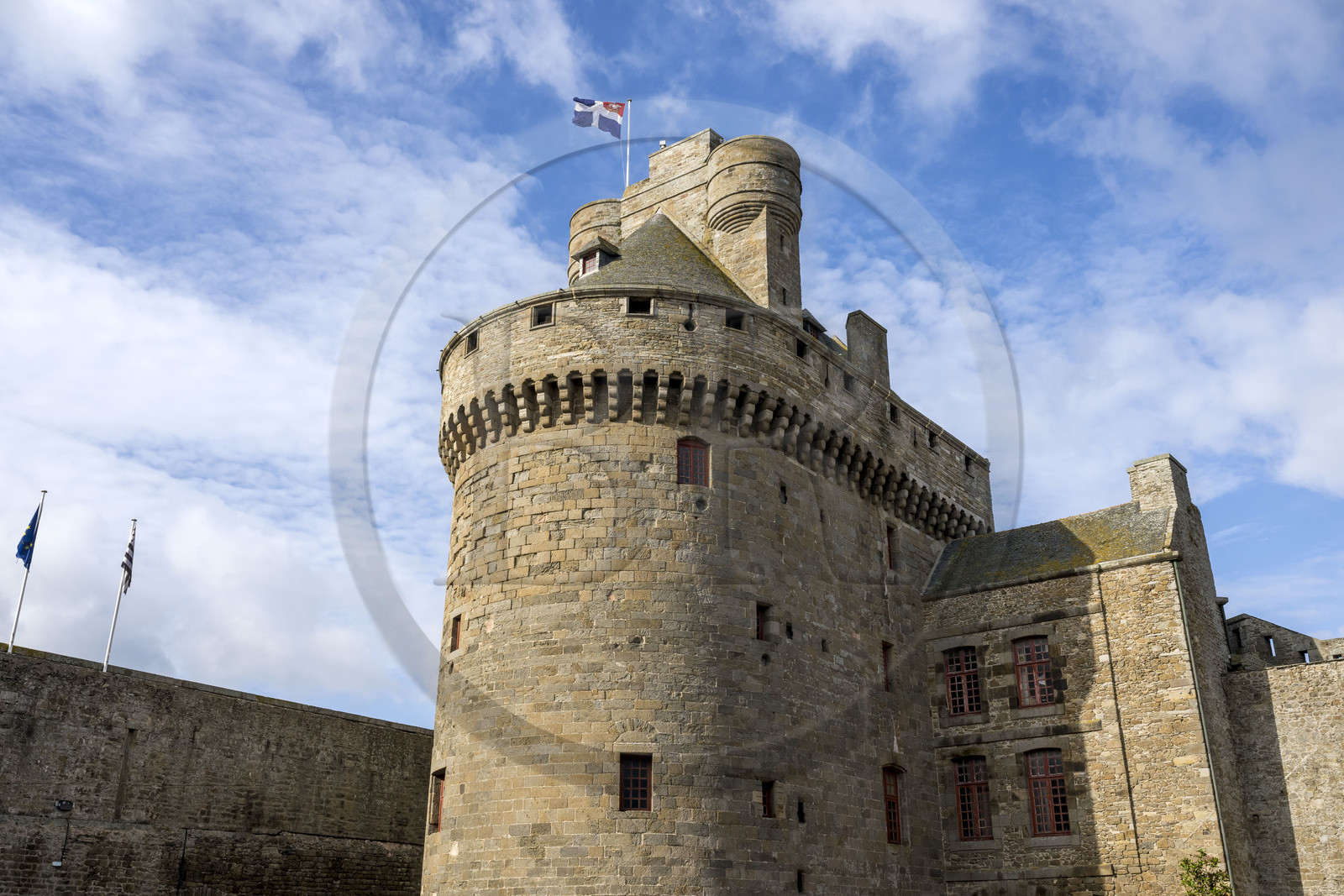 France, Ille-et-Vilaine (35), Côte d'Emeraude, Saint-Malo, le chateau de Saint-Malo (XVème siècle) qui abrite l'Hotel de Ville et le Grand Donjon sur lequel flotte le drapeau de la ville