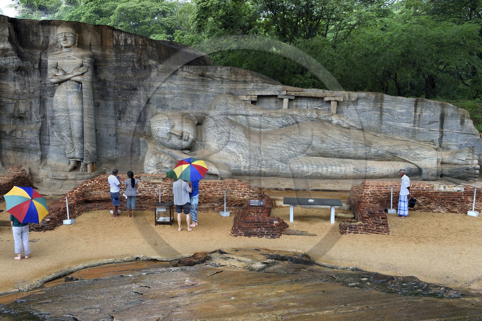 Sri Lanka, province du Centre-Nord, Polonnaruwa, l'ancienne capital du pays (XIe au XIIIe siècle) est classée au Patrimoine Mondial de l'UNESCO, bouddha géant taillé dans la rocher du Gal Vihara, Bouddha couché